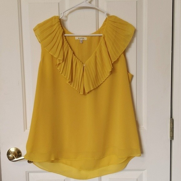 Max Studio Tops - 🔥 Max Studio yellow sleeveless pleated collar top - Large